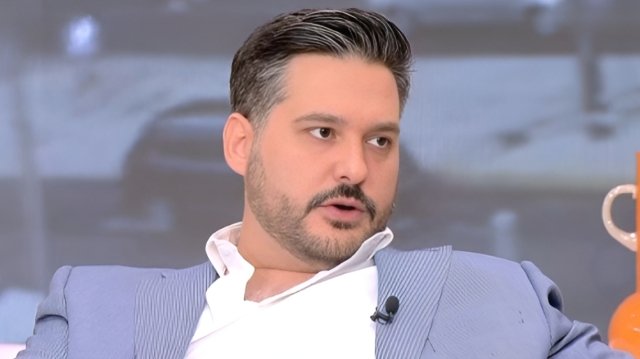 Φοίβος Παπαδάκης: Δεν άξιζε στον πατέρα μου να φύγει πικραμένος από τον ΑΝΤ1, μέχρι και με έμφραγμα είχε κάνει εκπομπή Φοίβος-Παπαδάκης:-Δεν-άξιζε-στον-πατέρα-μου-να-φύγει-πικραμένος-από-τον-ΑΝΤ1,-μέχρι-και-με-έμφραγμα-είχε-κάνει-εκπομπή