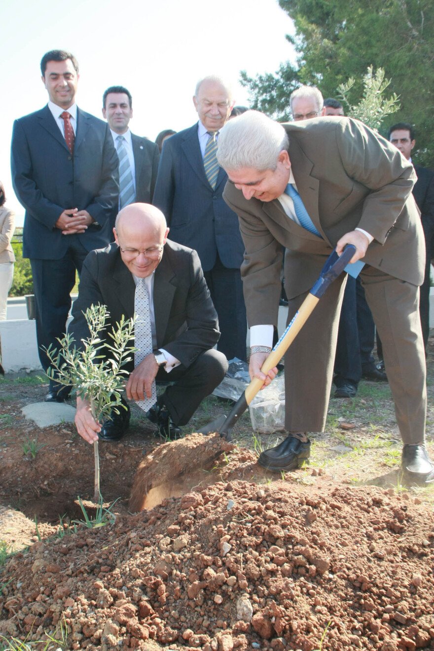 Ελαιόλαδο από τις ελιές που φύτεψαν Χριστόφιας και Ταλάτ το 2009 δώρισε ο ΟΗΕ σε Χριστοδουλίδη και Ερχιουρμάν
