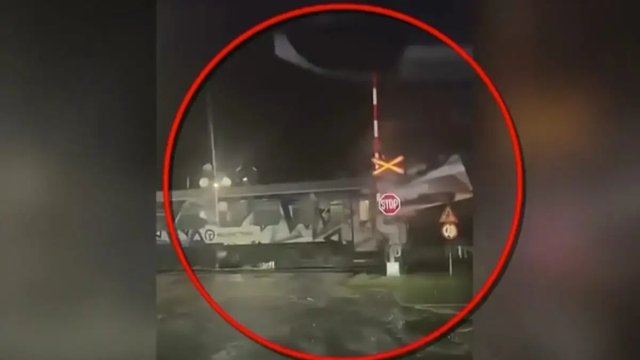 Τρένο στη Λάρισα πέρασε με την μπάρα της διάβασης ανοιχτή, δείτε βίντεο Τρένο-στη-Λάρισα-πέρασε-με-την-μπάρα-της-διάβασης-ανοιχτή,-δείτε-βίντεο