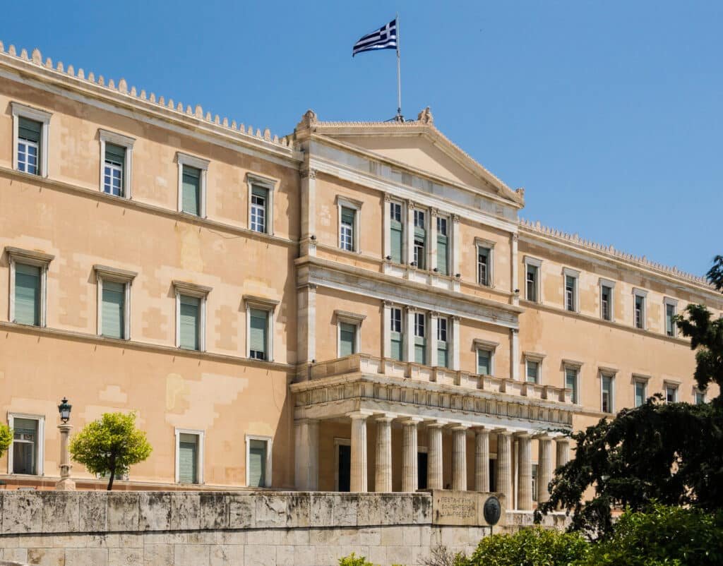 greek-households-spent-more-than-their-disposable-income-in-2025