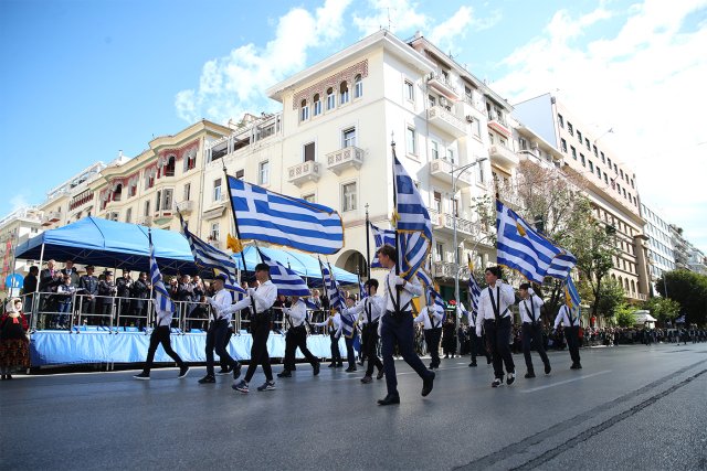 Θεσσαλονίκη: 22 δημόσια και ιδιωτικά σχολεία παρέλασαν στο κέντρο της πόλης, δείτε βίντεο Θεσσαλονίκη:-22-δημόσια-και-ιδιωτικά-σχολεία-παρέλασαν-στο-κέντρο-της-πόλης,-δείτε-βίντεο