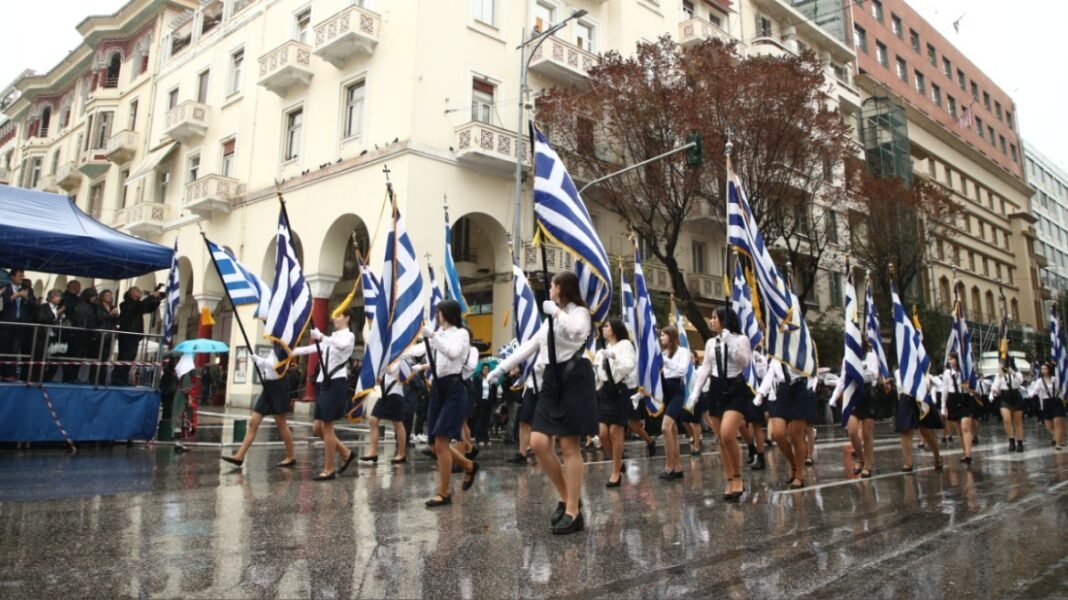28η-Οκτωβρίου:-Ποιοι-δρόμοι-κλείνουν-σήμερα-σε-Αθήνα-και-Θεσσαλονίκη,-πώς-θα-κινηθούν-τα-ΜΜΜ-και-πού-ακυρώθηκαν-παρελάσεις