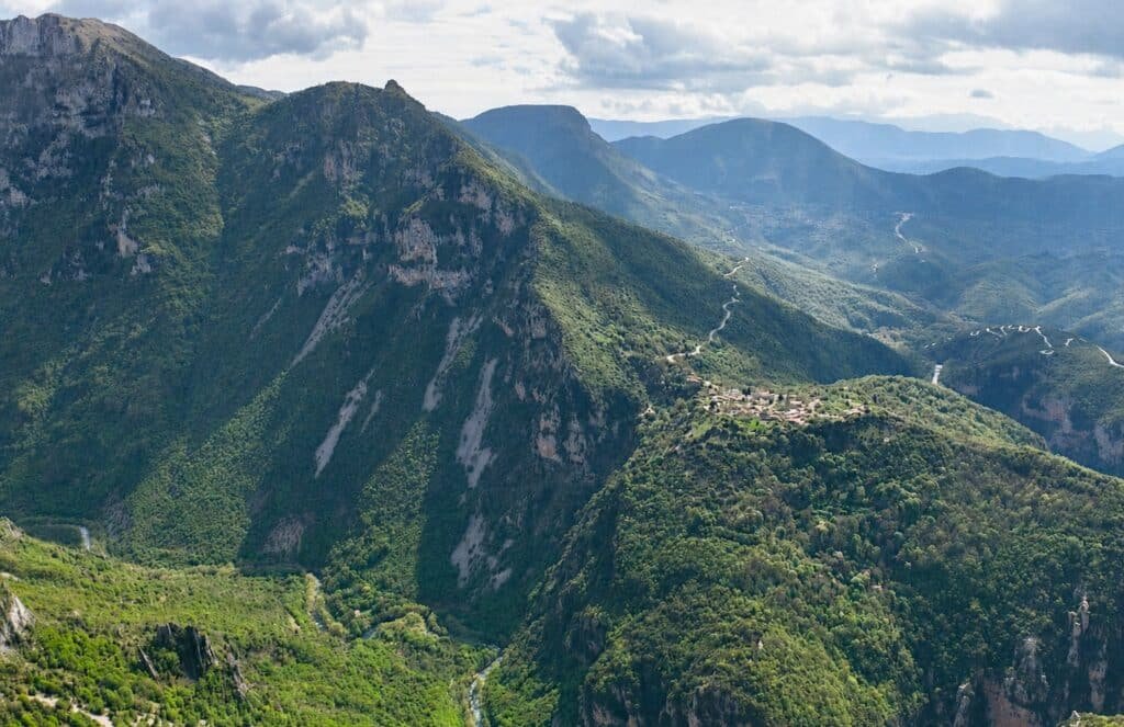 How Hiking Groups Offer an Economic Lifeline to Greece’s Depopulated Mountain Villages how-hiking-groups-offer-an-economic-lifeline-to-greece’s-depopulated-mountain-villages