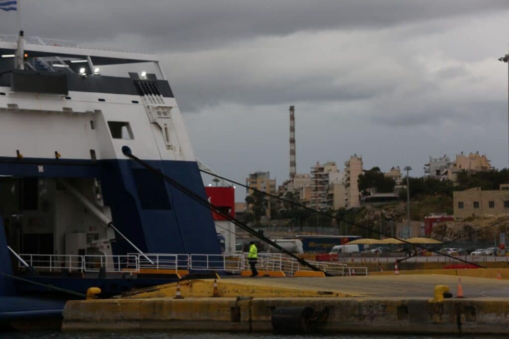Three Family Members Die After Car Falls Into Sea at Piraeus Port three-family-members-die-after-car-falls-into-sea-at-piraeus-port