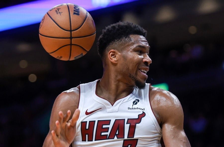 Giannis Antetokounmpo Fouls Out as Miami Heat Lose Third Straight Game giannis-antetokounmpo-fouls-out-as-miami-heat-lose-third-straight-game