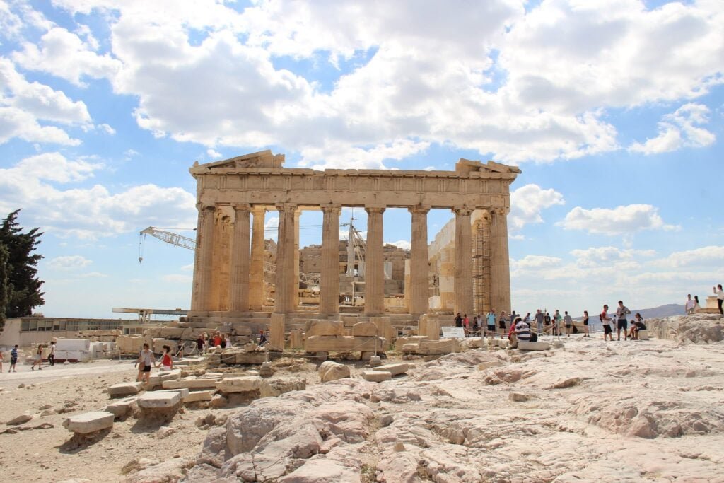 greece’s-tourist-arrivals-rise,-but-spending-per-trip-slips