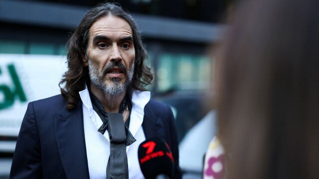Ο-Ράσελ-Μπραντ-αρνήθηκε-όλες-τις-κατηγορίες-στη-δίκη-του-για-βιασμούς-και-σεξουαλικές-επιθέσεις:-Κανείς-δεν-δέχθηκε-να-καταθέσει-υπέρ-μου