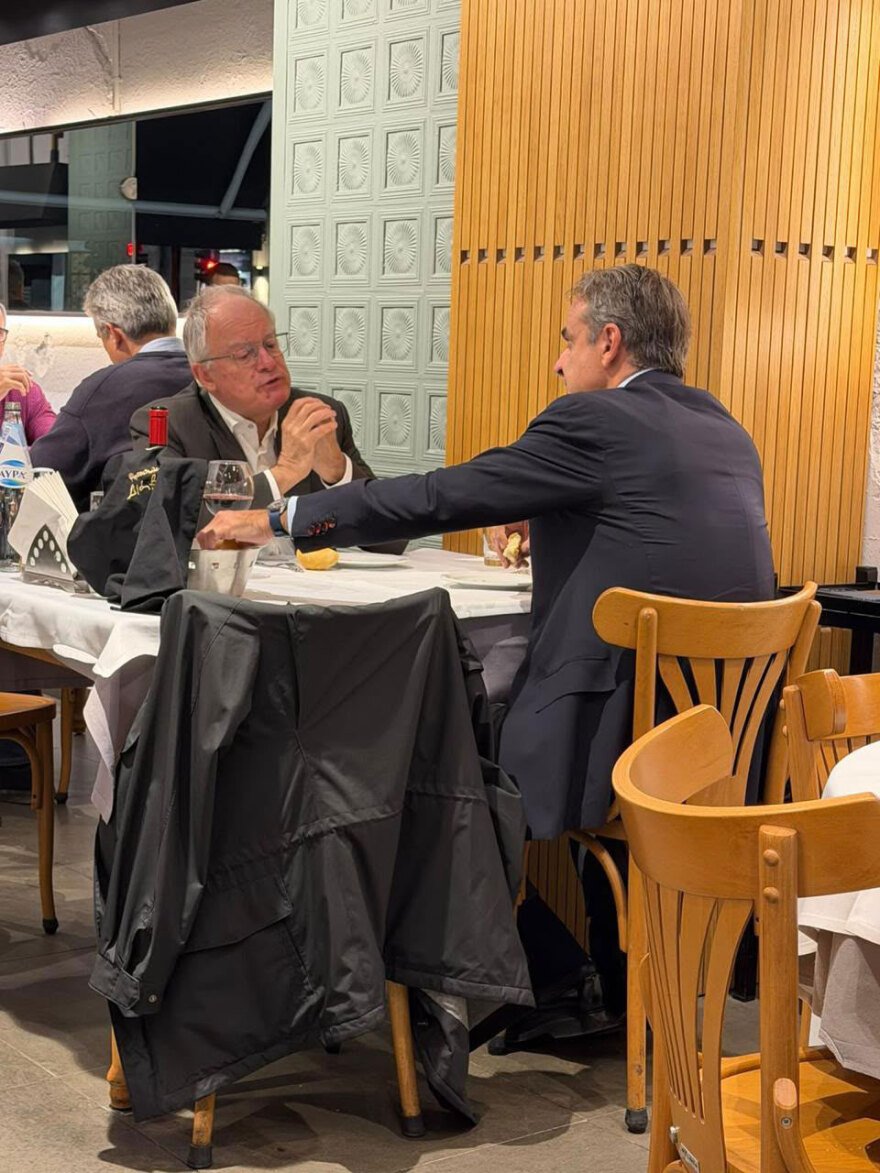 Μητσοτάκης και Τασούλας πήγαν στη «Διάβαση» για σουτζουκάκια και γύρο μετά την τελετή φωτισμού του Λευκού Πύργου Μητσοτάκης και Τασούλας πήγαν στη «Διάβαση» για σουτζουκάκια και γύρο μετά την τελετή φωτισμού του Λευκού Πύργου
