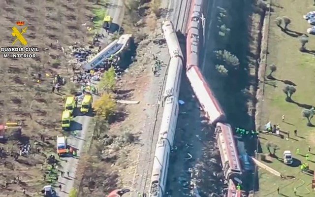 Συμπαράσταση της ΕΕ στην Ισπανία μετά το πολύνεκρο σιδηροδρομικό δυστύχημα – Έτοιμη να προσφέρει κάθε δυνατή βοήθεια Συμπαράσταση-της-ΕΕ-στην-Ισπανία-μετά-το-πολύνεκρο-σιδηροδρομικό-δυστύχημα-–-Έτοιμη-να-προσφέρει-κάθε-δυνατή-βοήθεια
