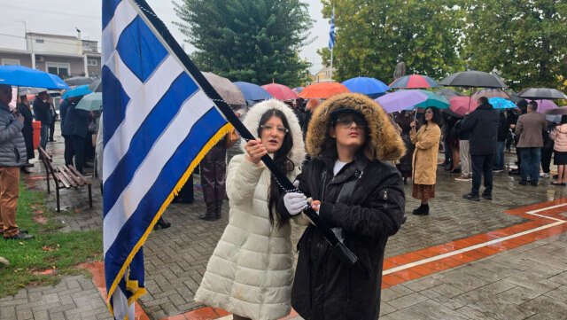o-μικρός-Στέφανος-από-τη-Λάρισα-που-παραλίγο-να-καεί-ζωντανός-πριν-10-χρόνια-μεγάλωσε-και-σηκώνει-τη-σημαία-στην-επέτειο-της-28ης-Οκτωβρίου