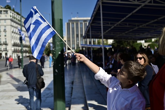 Με-τη-μαθητική-παρέλαση-η-Αθήνα-τιμά-την-Εθνική-Επέτειο,-ποιοι-δρόμοι-θα-κλείσουν-και-πώς-θα-κινηθούν-τα-ΜΜΜ