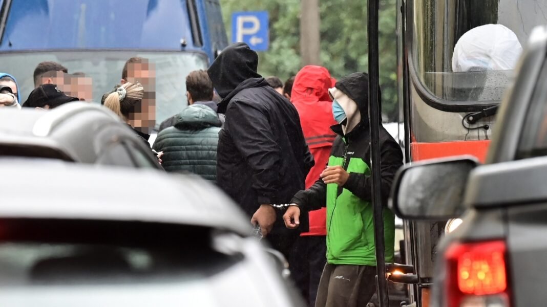 Με κουκούλες και κατεβασμένα κεφάλια στην Ευελπίδων οι 30 πρώτοι συλληφθέντες για την υπόθεση των φούρνων «Χωριάτικο», δείτε εικόνες Με-κουκούλες-και-κατεβασμένα-κεφάλια-στην-Ευελπίδων-οι-30-πρώτοι-συλληφθέντες-για-την-υπόθεση-των-φούρνων-«Χωριάτικο»,-δείτε-εικόνες