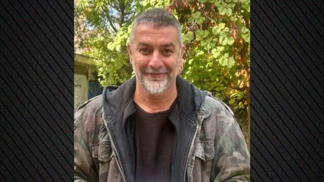 Ο-Βασίλης-Μπισμπίκης-έκλεισε-τα-49:-Το-«birthday-boy»-και-η-φωτογραφία-με-την-τούρτα