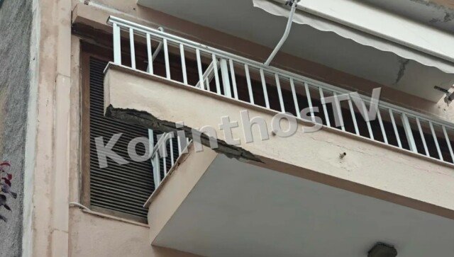 Έπεσαν-κομμάτια-από-μπαλκόνι-στο-κέντρο-της-Κορίνθου,-δείτε-φωτογραφίες