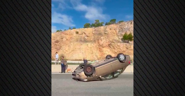 Τροχαίο-στην-Αθηνών-–-Κορίνθου:-Τούμπαρε-αυτοκίνητο,-δείτε-βίντεο