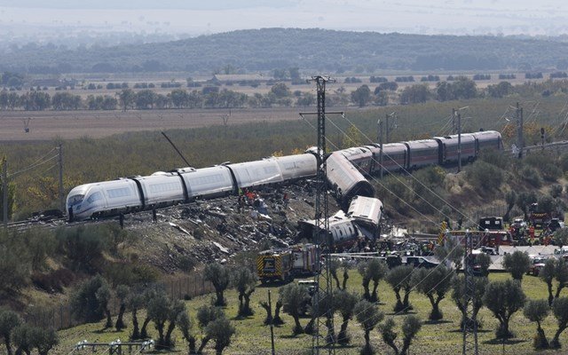 Ισπανία:-Θρήνος,-οργή-και-αγωνία-για-τους-αγνοούμενους-μετά-τη-νέα-σιδηροδρομική-τραγωδία