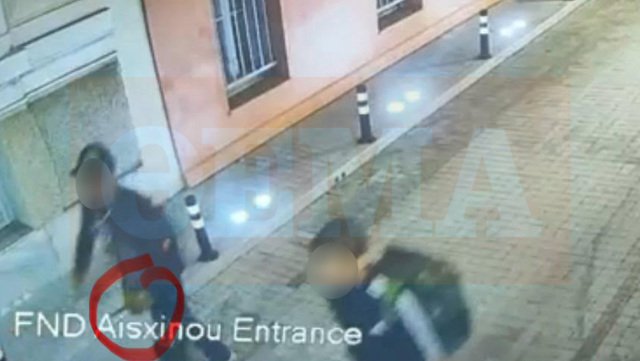 Έκρηξη στην Πλάκα: Βίντεο με τους δράστες να ψάχνουν πόρτα πόρτα πού να μπουν για να κάνουν πλιάτσικο, η φωτογραφία που τους «έκαψε» Έκρηξη-στην-Πλάκα:-Βίντεο-με-τους-δράστες-να-ψάχνουν-πόρτα-πόρτα-πού-να-μπουν-για-να-κάνουν-πλιάτσικο,-η-φωτογραφία-που-τους-«έκαψε»